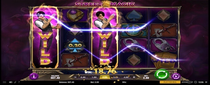 Street Magic: één van de trucs van de magician ('expanding man') Street Magic gokkast